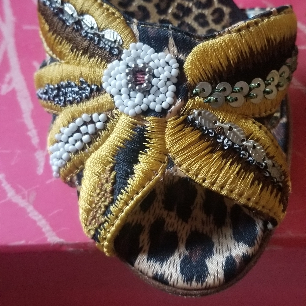 Betsey Johnson embroidered heels - Picture 3 of 14